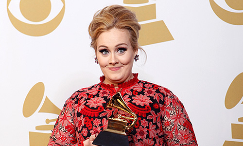 Певица Адель за песню "Set Fire To The Rain [Live]" получила награду за лучшее сольное исполнение в стиле поп.