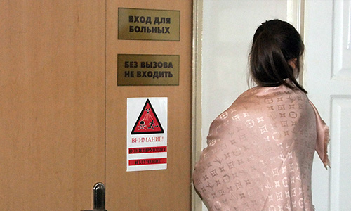 Турбовинтовой Ан-24 авиакомпании "Южные авиалинии" выполнял чартерный рейс и перевозил чиновников обладминистрации Одесского района, направлявшихся на проводившийся в Донецке матч Лиги чемпионов между местным "Шахтером" и дортмундской "Боруссией".