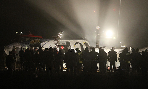 По предварительной информации, приземлившийся около 18:24 по местному времени (20:24 мск) самолет на большой скорости выкатился с взлетно-посадочной полосы, перевернулся и развалился на части. Аэропорт Донецка был закрыт на несколько часов.