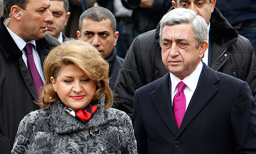 Президент Армении Серж Саргсян c супругой во время голосования на одном из избирательных участков в день выборов президента республики.