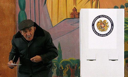 На одном из избирательных участков в день выборов президента республики.