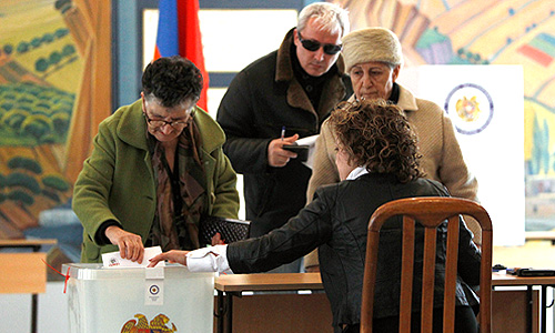 На одном из избирательных участков в день выборов президента республики.