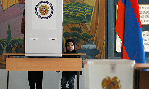 На одном из избирательных участков в день выборов президента республики.