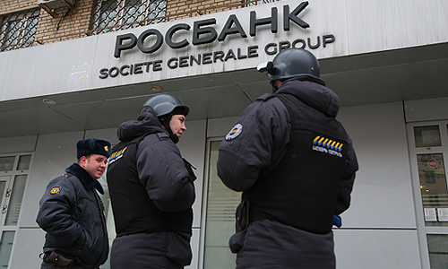 "Примерно в 14:20 в помещение банка ворвались трое неизвестных, произвели выстрел в потолок, после чего похитили сумку, в которой, по предварительным данным, могло находиться около 18 млн рублей", - сказал сотрудник пресс-службы.