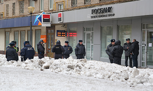 "Примерно в 14:20 в помещение банка ворвались трое неизвестных, произвели выстрел в потолок, после чего похитили сумку, в которой, по предварительным данным, могло находиться около 18 млн рублей", - сказал сотрудник пресс-службы.