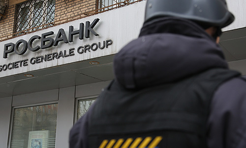 "Примерно в 14:20 в помещение банка ворвались трое неизвестных, произвели выстрел в потолок, после чего похитили сумку, в которой, по предварительным данным, могло находиться около 18 млн рублей", - сказал сотрудник пресс-службы.