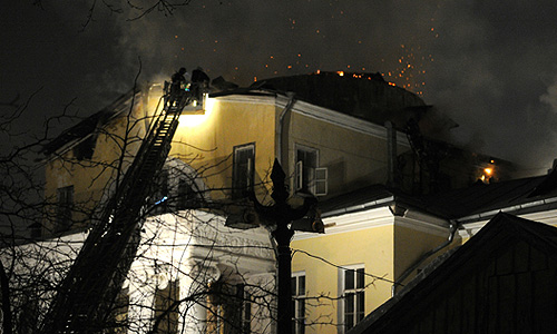 Во время тушения пожара на территории Института химической физики Н.Н.Семенова Российской академии наук на ул. Косыгина.