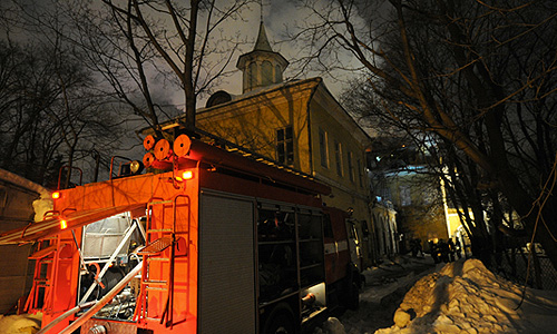 Во время тушения пожара на территории Института химической физики Н.Н.Семенова Российской академии наук на ул. Косыгина.