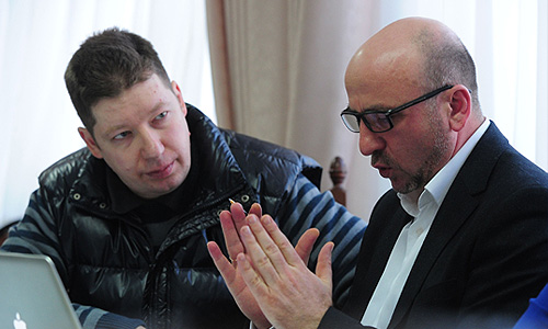 Предприниматель Алексей Козлов, осужденный по статье "мошенничество", и адвокат Алхас Абгаджава (слева направо) во время рассмотрения апелляции на отказ в условно-досрочном освобождении в Ивановском областном суде.