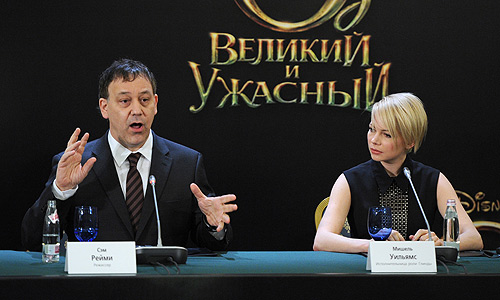 Режиссер Сэм Рэйми и актриса Мишель Уильямс во время пресс-конференции, посвященной премьере фильма.