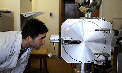 Во время исследования фрагмента метеорита, осколки которого были найдены на территории Челябинской области, в лаборатории геохимии благородных металлов Института геохимии и аналитической химии им. В.И. Вернадского РАН.