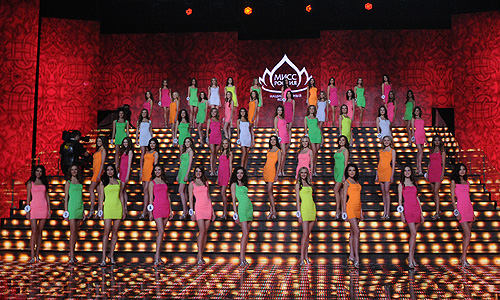 Во время финального шоу национального конкурса красоты "Мисс Россия-2013"