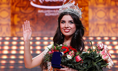 Победительница конкурса "Мисс Россия-2013" Эльмира Абдразакова на церемонии награждения.