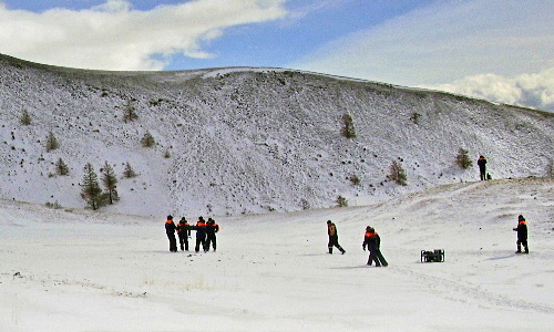 На месте происшествия работают 35 сотрудников полиции, из них - 10 сотрудников ОМОН, 2 кинолога со служебно-розыскными собаками, также сотрудники полиции межмуниципального отдела МВД России "Дзун-Хемчикский" и ПП №4 села Мугур-Аксы. Указанное место оцеплено.
