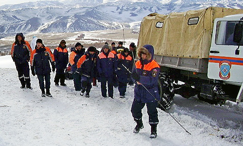 На месте происшествия работают 35 сотрудников полиции, из них - 10 сотрудников ОМОН, 2 кинолога со служебно-розыскными собаками, также сотрудники полиции межмуниципального отдела МВД России "Дзун-Хемчикский" и ПП №4 села Мугур-Аксы. Указанное место оцеплено.