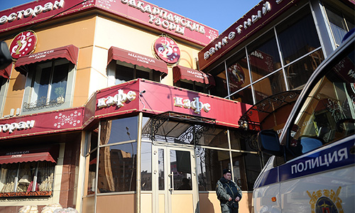 "Погибшим являлся 45-летний Адил Махмудов, ранее работавший в представительстве правительства Мурманской области при правительстве России. Он был достаточно известен в бизнес-сообществе как человек, решающий различные проблемы не без помощи контролирующих органов", - сообщил "Интерфаксу" источник в правоохранительных органах.