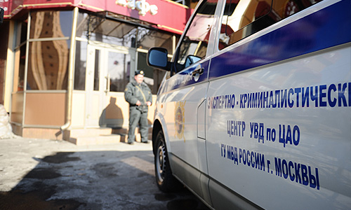 Сотрудники правоохранительных органов у ресторана "Закарпатские узоры", где было совершено убийство Адиля Махмудова, подозреваемого в вымогательствах и мошенничестве.