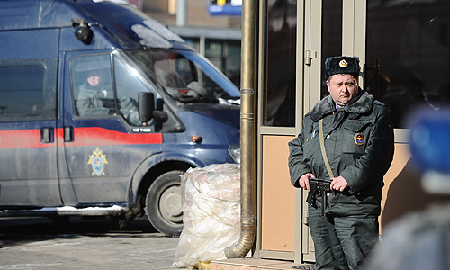 "Погибшим являлся 45-летний Адил Махмудов, ранее работавший в представительстве правительства Мурманской области при правительстве России. Он был достаточно известен в бизнес-сообществе как человек, решающий различные проблемы не без помощи контролирующих органов", - сообщил "Интерфаксу" источник в правоохранительных органах.