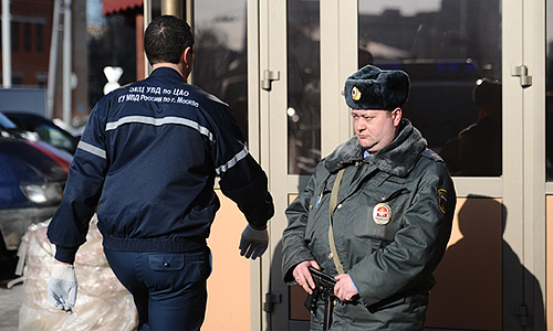 "Погибшим являлся 45-летний Адил Махмудов, ранее работавший в представительстве правительства Мурманской области при правительстве России. Он был достаточно известен в бизнес-сообществе как человек, решающий различные проблемы не без помощи контролирующих органов", - сообщил "Интерфаксу" источник в правоохранительных органах.