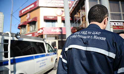 Сотрудники правоохранительных органов у ресторана "Закарпатские узоры", где было совершено убийство Адиля Махмудова, подозреваемого в вымогательствах и мошенничестве.