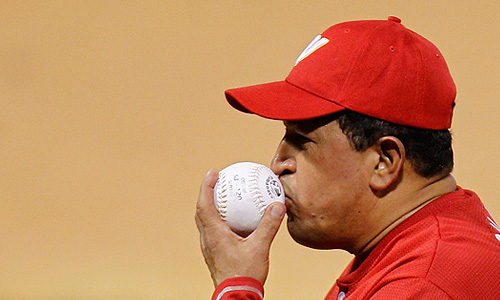 Как только стало известно о кончине Чавеса, его сторонники вышли на улицы венесуэльских городов, держа посвященные ему плакаты и скандируя "Чавес - наш президент".