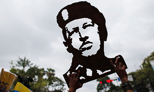 Как только стало известно о кончине Чавеса, его сторонники вышли на улицы венесуэльских городов, держа посвященные ему плакаты и скандируя "Чавес - наш президент".