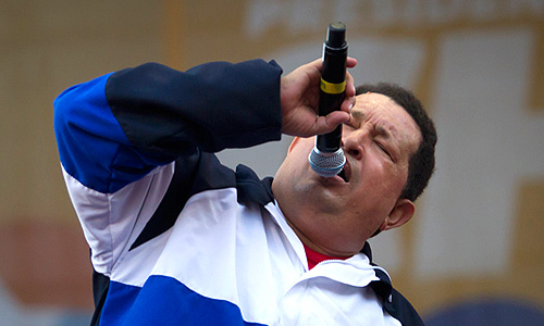 Как только стало известно о кончине Чавеса, его сторонники вышли на улицы венесуэльских городов, держа посвященные ему плакаты и скандируя "Чавес - наш президент".