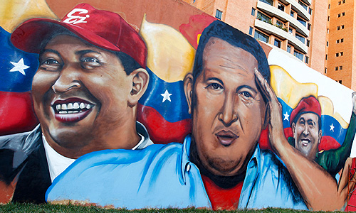 Как только стало известно о кончине Чавеса, его сторонники вышли на улицы венесуэльских городов, держа посвященные ему плакаты и скандируя "Чавес - наш президент".