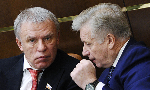 Первый заместитель председателя комитета Совета Федерации по социальной политике Вячеслав Фетисов и заместитель председателя комитета Совета Федерации по международным делам Леонид Тягачев (слева направо) на заседании Совета Федерации РФ.