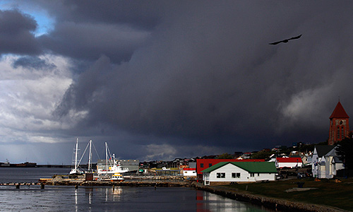 По официальным данным, 98,8% проголосовавших на референдуме избирателей хотят, чтобы острова остались заморской территорией Великобритании. В общей сложности, в голосовании приняли участие около 1,5 тыс. человек - около 92% избирателей.