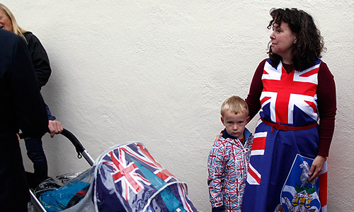 По официальным данным, 98,8% проголосовавших на референдуме избирателей хотят, чтобы острова остались заморской территорией Великобритании. В общей сложности, в голосовании приняли участие около 1,5 тыс. человек - около 92% избирателей.