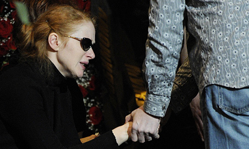 Вдова актера Наталья Рогожкина во время церемонии прощания с Андреем Паниным в Московском Художественном театре имени Чехова.