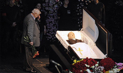 Художественный руководитель театров "Табакерка" и МХТ имени А.П.Чехова Олег Табаков во время церемонии прощания с актером Андреем Паниным в Московском Художественном театре имени Чехова.