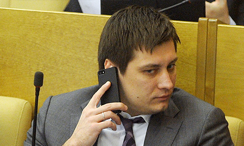 Член комитета ГД по конституционному законодательству и государственному строительству Дмитрий Гудков на пленарном заседании.