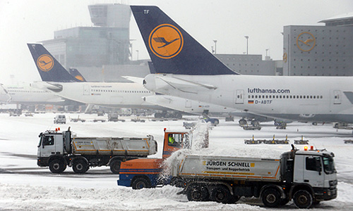 Днем во вторник из-за сильного снегопада приостановил работу крупнейший в Германии аэропорт Франкфурта-на-Майне. Утром в аэропорту были отменены 200 из 1238 запланированных на вторник рейсов. В их числе был отменен рейс авиакомпании Lufthansa LH 1446, который должен был прибыть в Москву в 16:45 мск, а также обратный рейс из Москвы во Франкфурт той же авиакомпании, который должен был вылететь в 17:35.