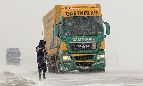 Снежная буря серьезно осложнила дорожно-транспортную ситуацию в Англии, Бельгии, Германии и Франции. По информации газеты Guardian, обильный снегопад и гололед стали причиной 50-километровой пробки на северо-востоке Англии, водители оказались заблокированными на дороге на 10 часов. Больше всего в результате непогоды было затруднено движение на автодорогах графств Суссекс и Кент.