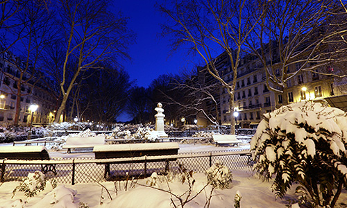 Снегопад в Париже.