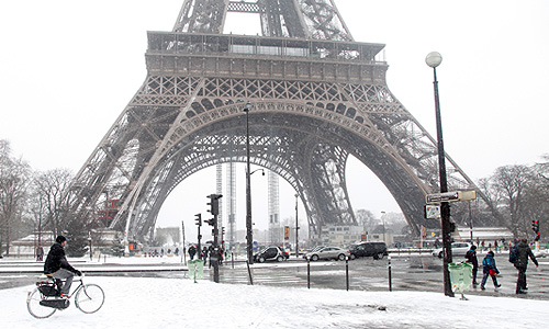 Снегопад в Париже.