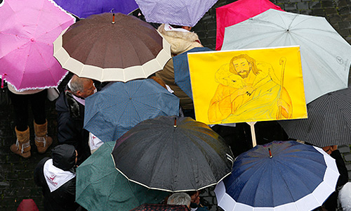 Из трубы Сикстинской капеллы пошел черный дым. Это означает, что ни один из претендентов на пост понтифика не набрал нужного числа голосов.