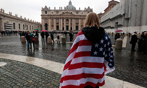 На площади Святого Петра собрались многочисленные верующие, надеющиеся, что за среду удастся избрать преемника отрекшегося от престола Бенедикта XVI.
