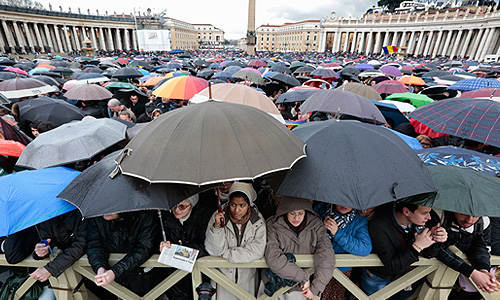 На площади Святого Петра собрались многочисленные верующие, надеющиеся, что за среду удастся избрать преемника отрекшегося от престола Бенедикта XVI.