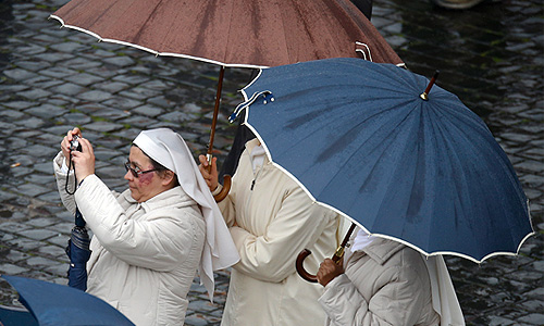 На площади Святого Петра собрались многочисленные верующие, надеющиеся, что за среду удастся избрать преемника отрекшегося от престола Бенедикта XVI.
