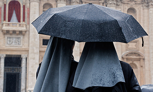 На площади Святого Петра собрались многочисленные верующие, надеющиеся, что за среду удастся избрать преемника отрекшегося от престола Бенедикта XVI.