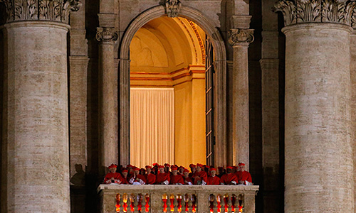 Кардиналы-выборщики на конклаве в Ватикане уже на второй день выбрали нового папу римского. Для этого им понадобилось пять раундов голосования. Таким образом, эти выборы стали одними из самых быстрых за всю историю папства.