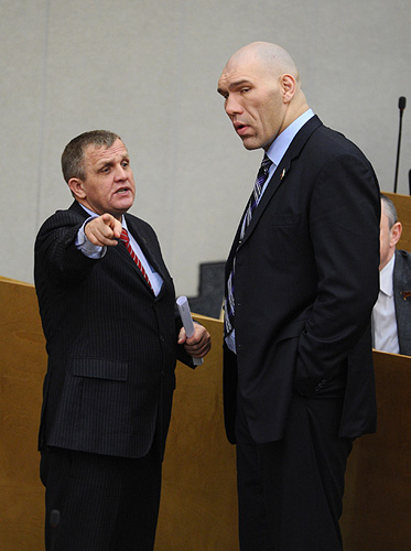 Член комитета ГД по труду и социальной политике Николай Коломейцев и член комитета ГД по физической культуре, спорту и делам молодежи Николай Валуев (слева направо) на пленарном заседании Госдумы РФ.