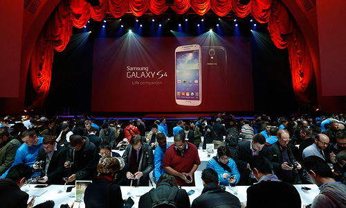Компания  Samsung представила свой новейший смартфон в Radio City Music Hall в Нью Йорке.