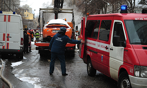 Сотрудник МЧС в Гагаринском переулке, где произошла авария на газопроводе в результате выполнения технических работ.