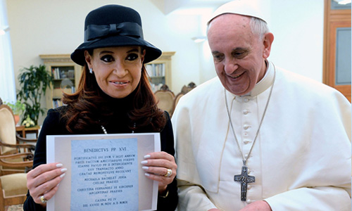 Президент Аргентины Кристина Фернандес де Киршнер обратилась к понтифику с просьбой поддержать Буэнос-Айрес в споре с Великобританией по Фолклендским островам.