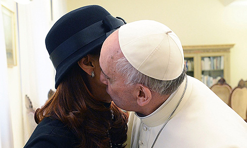 Президент Аргентины Кристина Фернандес де Киршнер обратилась к понтифику с просьбой поддержать Буэнос-Айрес в споре с Великобританией по Фолклендским островам.