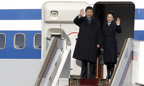 Председатель КНР Си Цзиньпин с супругой Пэн Лиюань во время встречи в аэропоту "Внуково-2".